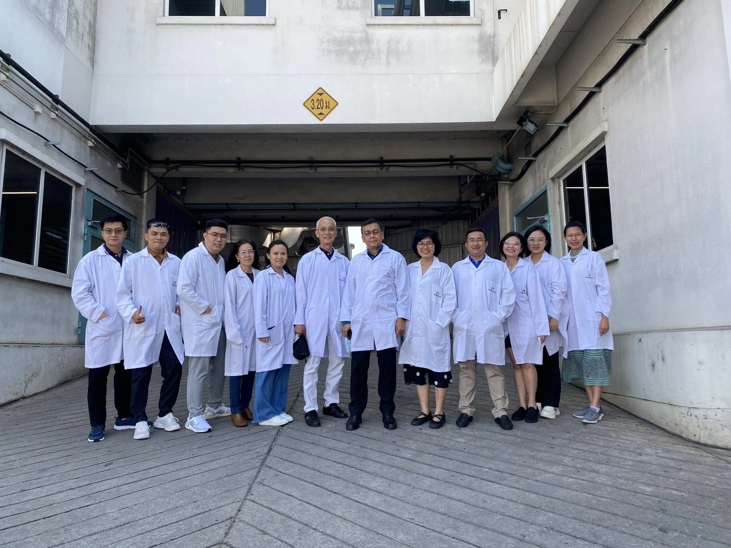 BOD cong tac Thai Lan Hoc hoi tai Rodenstock Anh Hai chi Nhien va chi Dung scaled