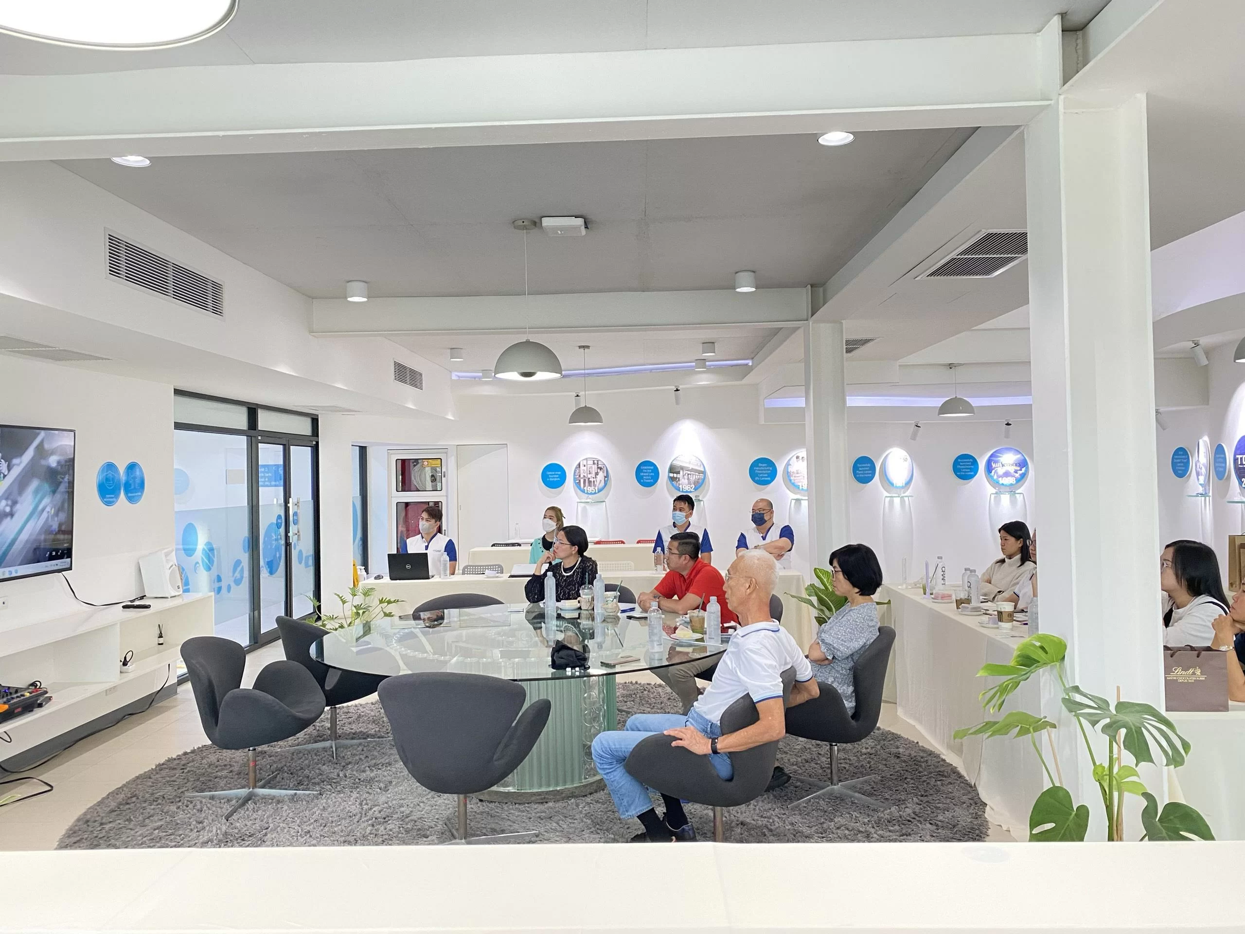 BOD cong tac Thai Lan Tham nha may san xuat trong kinh TOG Anh Hai chi Nhien va chi Dung