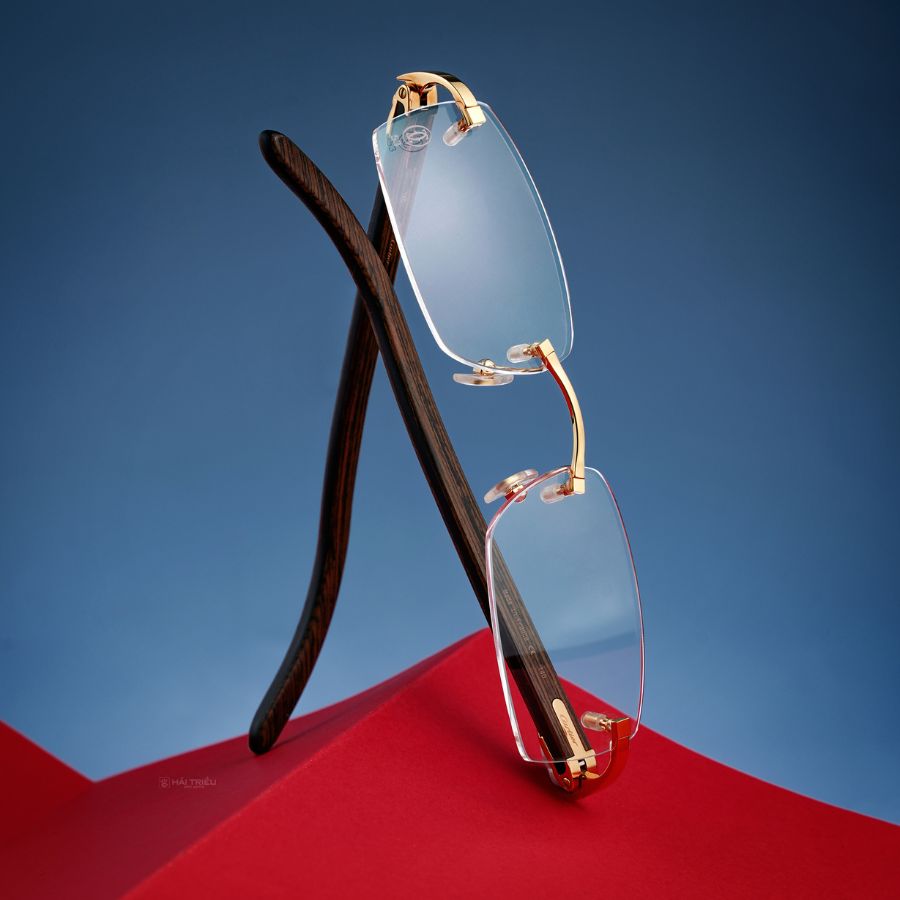 Cartier gọng gỗ mạ vàng sang trọng trong mọi góc nhìn