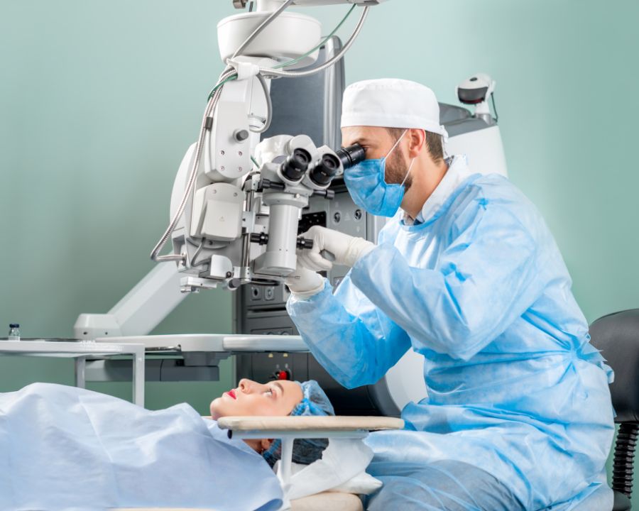 Tác hại của việc mổ mắt cận thị: 5 lưu ý trước và sau mổ cận (14) Tư vấn kỹ với bác sĩ và tìm hiểu phương pháp mổ phù hợp là bước cực kỳ quan trọng trước khi đi đến quyết định mổ mắt