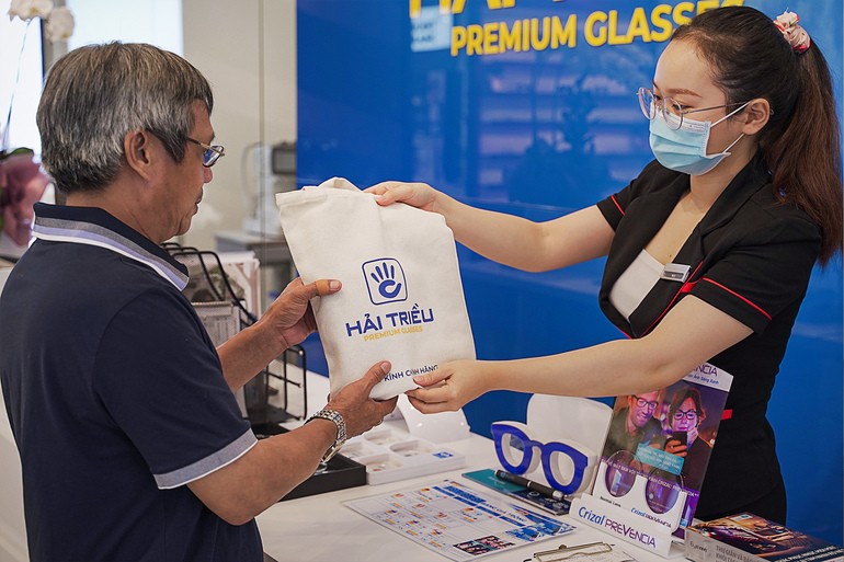 Rodenstock Việt Nam đào tạo cho nhân viên Kính Hải Triều - Ảnh 13