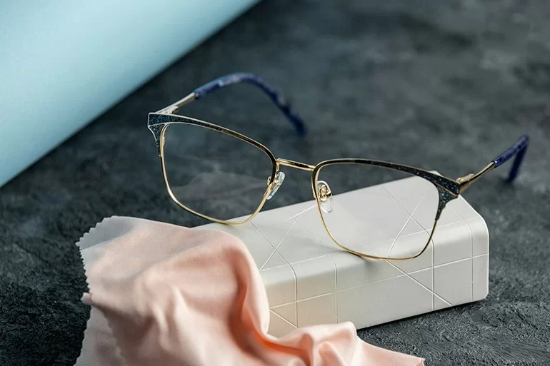 Cách đeo kính cận đúng cách, không mỏi, không lên độ (35) Cách đeo kính cận đúng cách, không mỏi, không lên độ - Ảnh 8