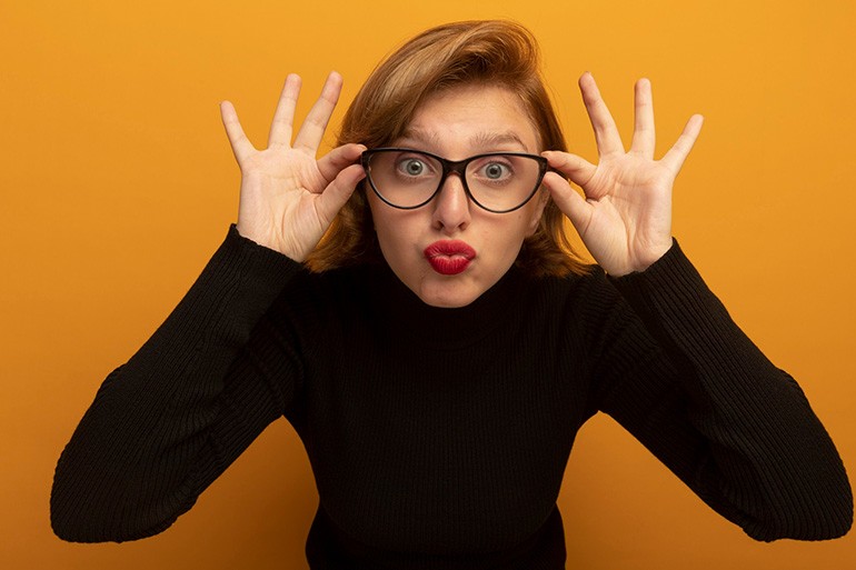 Cách đeo kính cận đúng cách, không mỏi, không lên độ (1) cach deo kinh can dung cach khong moi khong len do