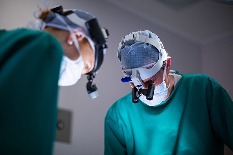 Mắt bị loạn thị có mổ được không, giá bao nhiêu, 5 rủi ro (6) Mắt bị loạn thị có mổ được không, giá bao nhiêu, 5 rủi ro - Ảnh 6