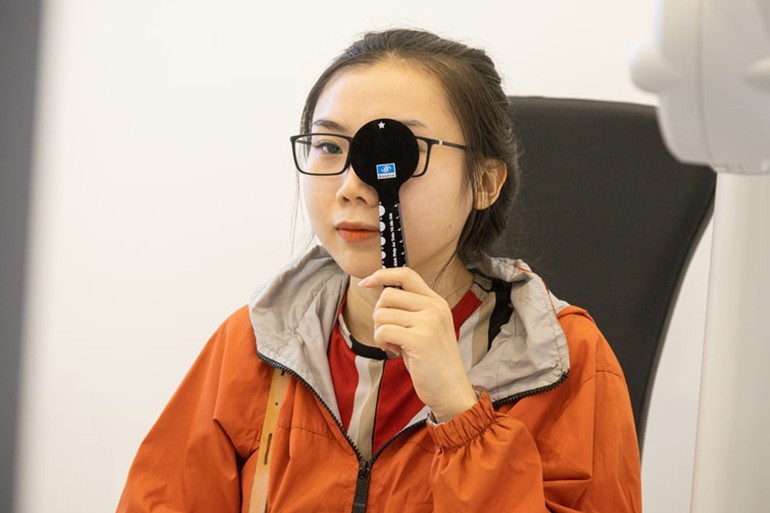 Nam, nữ mặt nhỏ nên đeo kính gì là đẹp, hãng nào, mua ở đâu? (72) Nam, nữ mặt nhỏ nên đeo kính gì là đẹp, hãng nào, mua ở đâu - Ảnh 23
