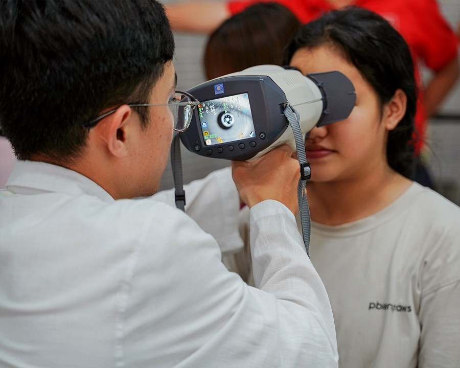 Kỹ thuật viên khúc xạ chuyên nghiệp kiểm tra sàng lọc kỹ hơn về mắt - hình 10