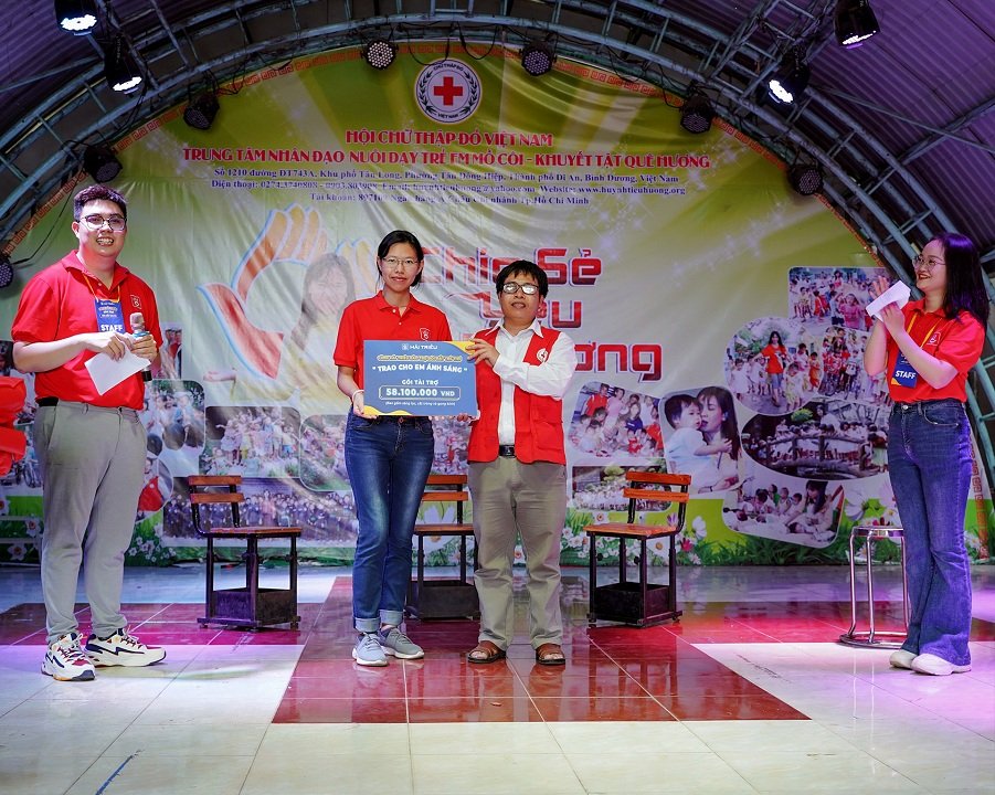 Hoạt động xã hội: Cùng Kính Hải Triều bảo trợ cho 5.000 đôi mắt trẻ em (12) Đại diện Kính Hải Triều- chị Trần Mỹ Dung trao tặng gói tài trợ hơn 58 triệu đồng cho Trung Tâm Nhân Đạo Quê Hương - hình 11