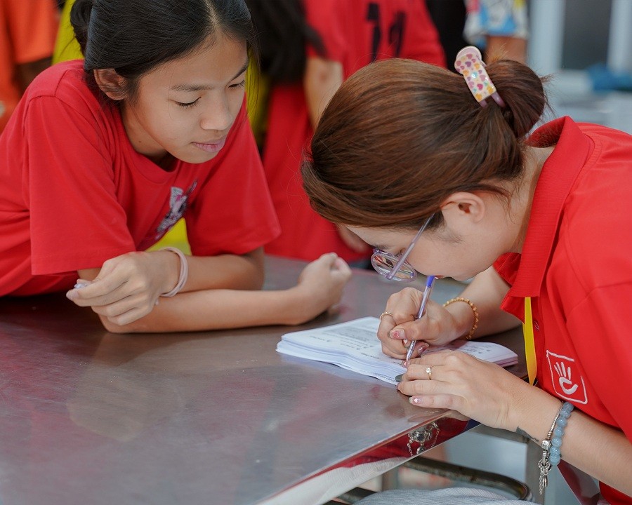 Hoạt động xã hội: Cùng Kính Hải Triều bảo trợ đôi mắt trẻ thơ - hình 7