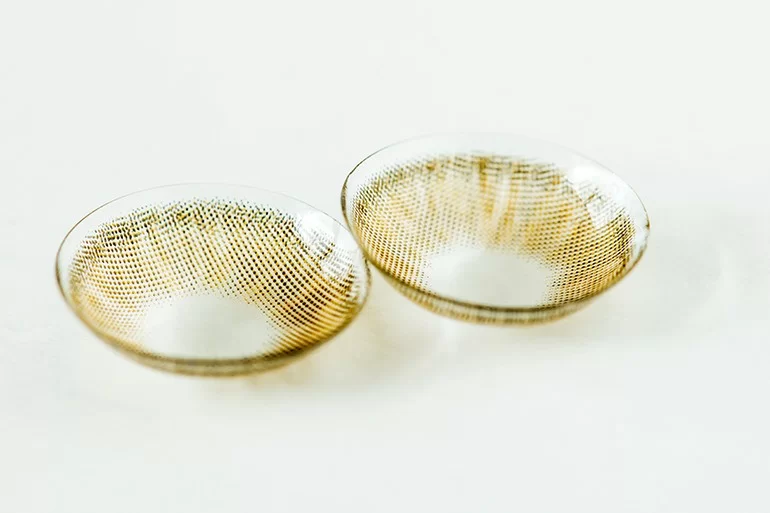 Có nên đeo kính áp tròng thay kính cận tốt hay hại cho mắt (2) Có nên đeo kính áp tròng thay kính cận Tốt hay hại cho mắt - Ảnh 2