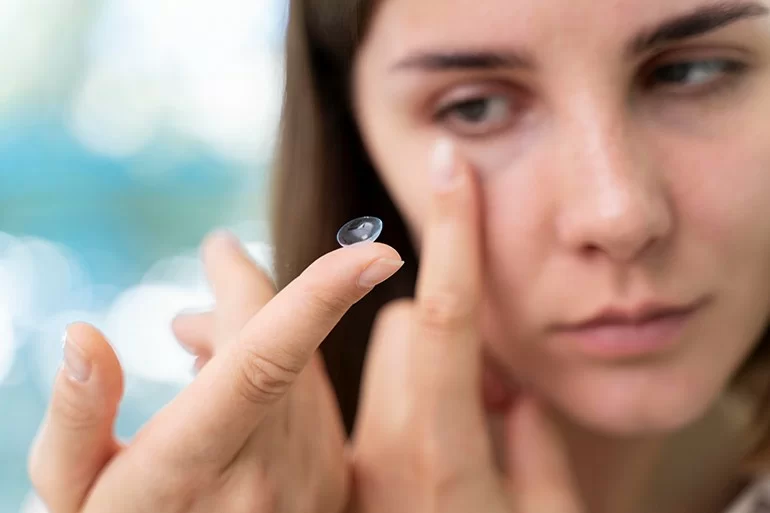 Có nên đeo kính áp tròng thay kính cận tốt hay hại cho mắt (1) co nen deo kinh ap trong thay kinh can tot hay hai cho mat