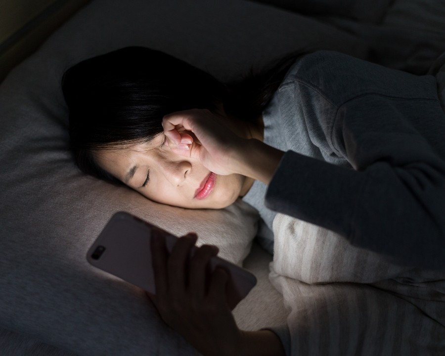 Có nên đeo kính cận khi dùng điện thoại? Lưu ý để bảo vệ mắt (2) Đeo kính cận khi sử dụng điện thoại giúp giảm mắt bớt căng thẳng, làm giảm tiến triển cận thị và duy trì tư thế ngồi đúng