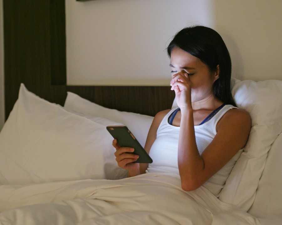 Có nên đeo kính cận khi dùng điện thoại? Lưu ý để bảo vệ mắt (3) Khoảng cách 30-50cm là an toàn và phù hợp nhất khi sử dụng điện thoại