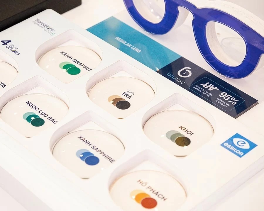 Có nên đeo kính cận khi dùng điện thoại? Lưu ý để bảo vệ mắt (7) Essilor là dòng kính đơn tròng hỗ trợ điều tiết, được tối ưu hóa để thư giãn và bảo vệ mắt khi sử dụng thiết bị điện tử trong thời gian dài