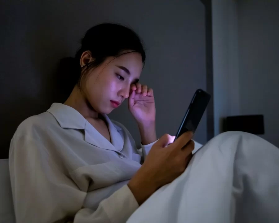 Có nên đeo kính cận khi dùng điện thoại? Lưu ý để bảo vệ mắt (1) Có nên đeo kính cận khi dùng điện thoại? Lưu ý để bảo vệ mắt