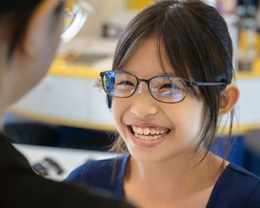 Có nên đeo kính cận thường xuyên không?