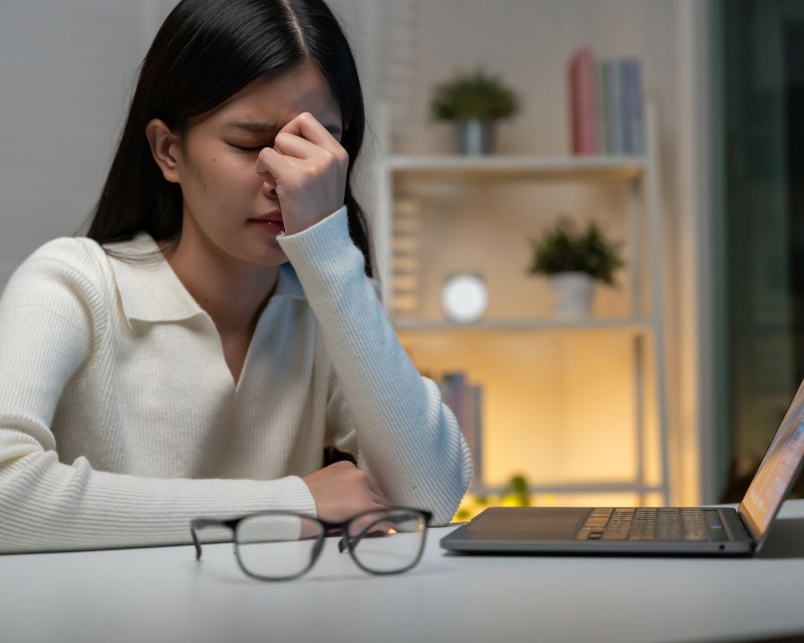 Đeo kính cận có giảm độ không? Bác sĩ giải đáp chuyên sâu (11) Đeo kính cận không làm mắt phụ thuộc, mà giúp mắt bớt căng và hạn chế tăng độ nếu dùng đúng chỉ định.