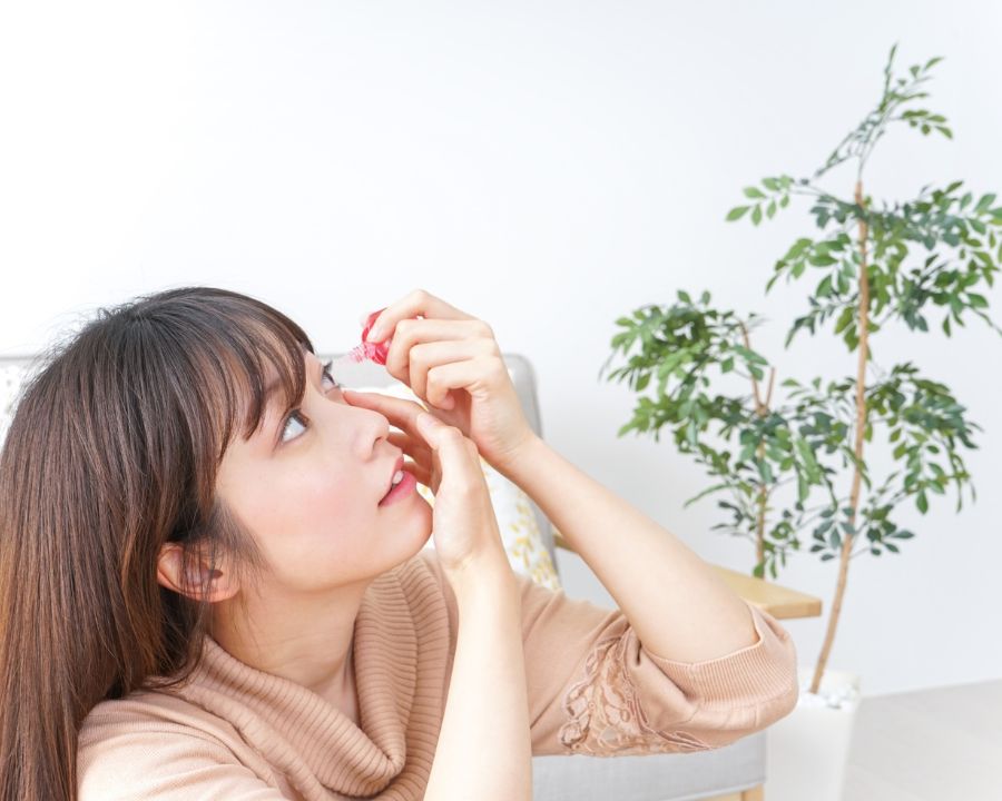 Đeo kính cận có giảm độ không? Bác sĩ giải đáp chuyên sâu (4) Atropine nồng độ thấp (0,01 - 0,05%) giúp làm chậm tiến triển cận thị hiệu quả, nhưng phải dùng theo đơn và được bác sĩ theo dõi.