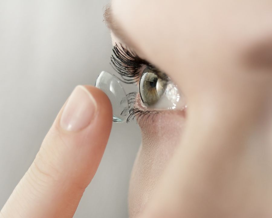 Đeo kính cận có giảm độ không? Bác sĩ giải đáp chuyên sâu (5) Ortho-K là kính áp tròng đeo khi ngủ giúp nhìn rõ ban ngày và làm chậm tiến triển cận 40–60%, nhưng cần chi phí cao và theo dõi y tế định kỳ.