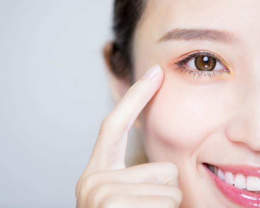 Đeo kính cận có giảm độ không? Bác sĩ giải đáp chuyên sâu (8) Các bài tập như 20-20-20, nhìn xa–gần hay xoay mắt giúp thư giãn, giảm mỏi và hạn chế tăng độ cận.