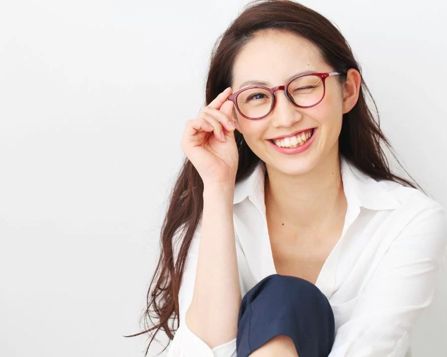 Đeo kính cận có giảm độ không? Bác sĩ giải đáp chuyên sâu