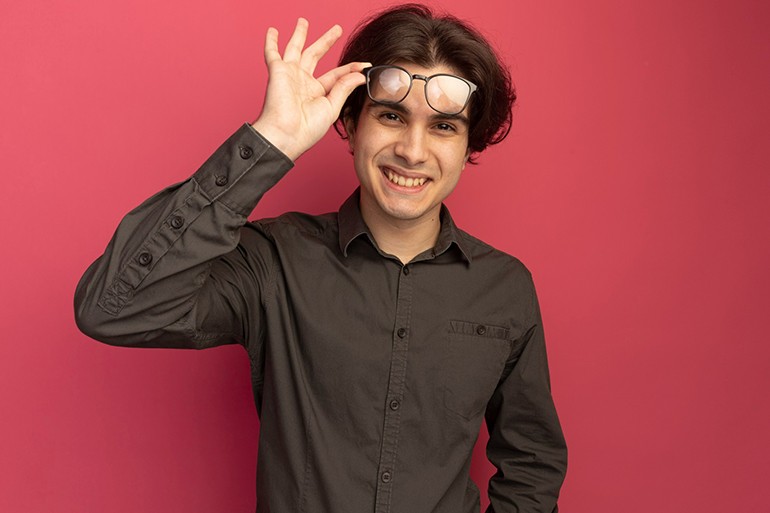 Loạn thị 0.75 độ có nên đeo kính, đeo thường xuyên không? - Ảnh 1