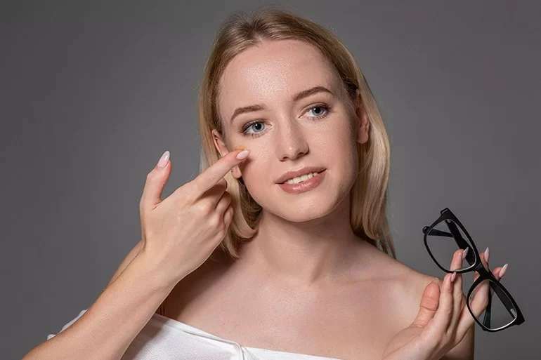 Loạn thị 0.75 độ có nên đeo kính, đeo thường xuyên không? - Ảnh 2