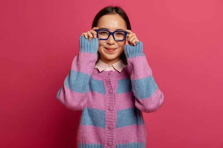 Loạn thị 0.75 độ có nên đeo kính, đeo thường xuyên không? - Ảnh 3