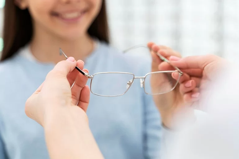 loan thi 0 75 do co nen deo kinh deo thuong xuyen khong