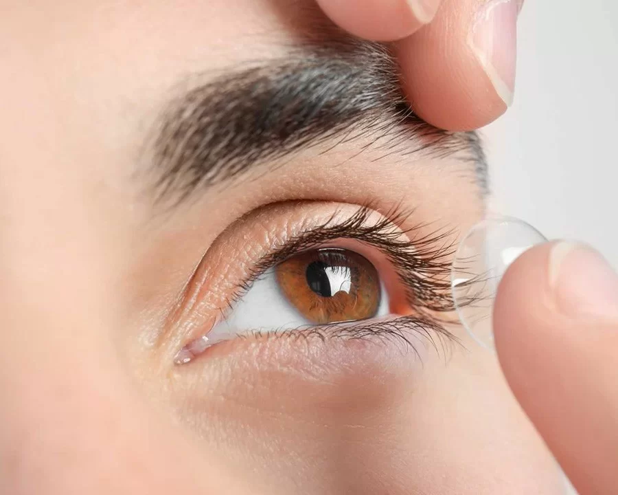 Cách sử dụng lens (kính áp tròng) cho người mới, không bị cộm (1) cach su dung lens kinh ap trong cho nguoi moi khong bi com
