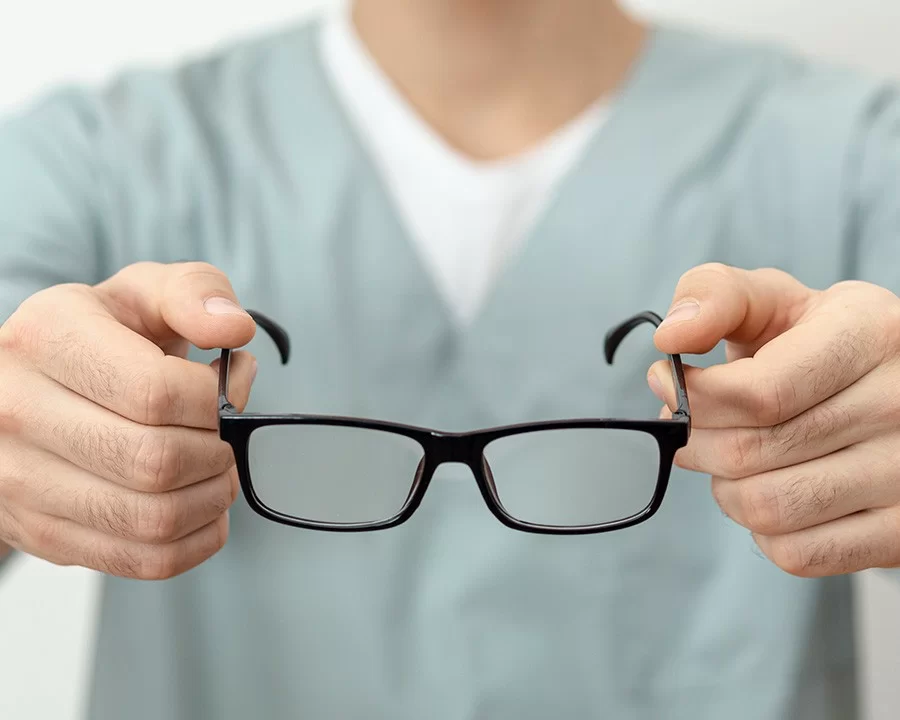Cách tháo tròng kính cận ra khỏi gọng đơn giản, không trầy (4) Cách tháo tròng kính cận ra khỏi gọn đơn giản, không trầy - Ảnh 3