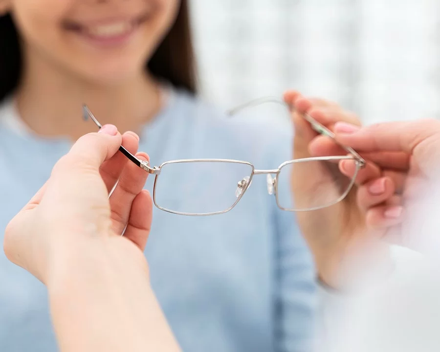 Cách tháo tròng kính cận ra khỏi gọng đơn giản, không trầy (5) Cách tháo tròng kính cận ra khỏi gọn đơn giản, không trầy - Ảnh 4