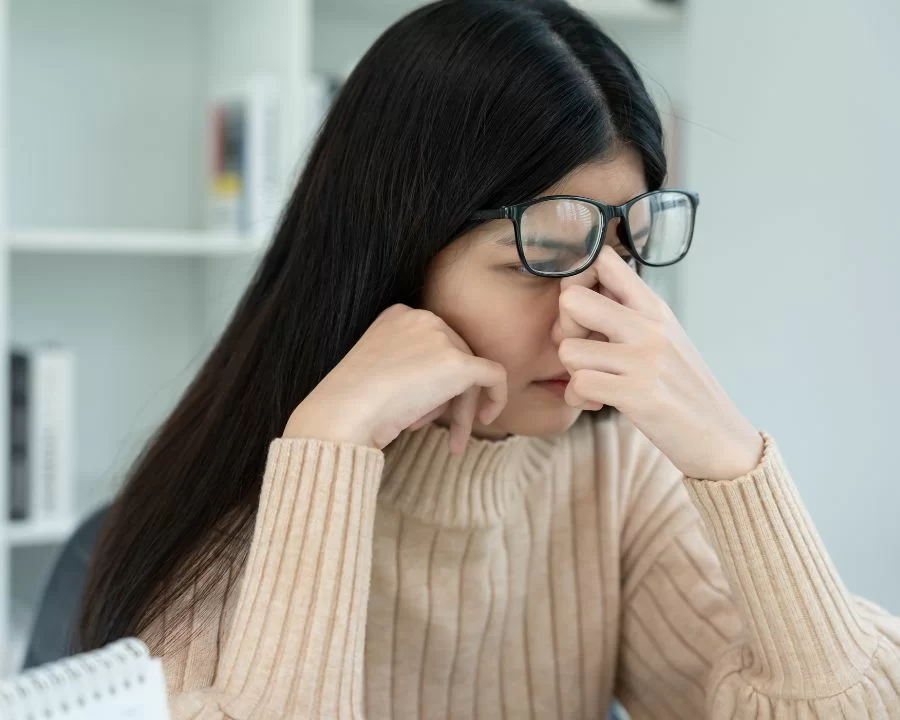 Mỏi mắt chủ yếu do lạm dụng màn hình, điều tiết quá mức, ánh sáng và môi trường không phù hợp, cùng với stress, thiếu ngủ hoặc bệnh lý mắt.