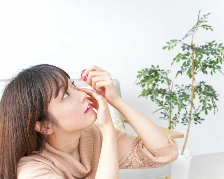 Thuốc nhỏ mắt chống mỏi mắt hoạt động bằng cách bổ sung ẩm, cung cấp vitamin – dưỡng chất, tạo cảm giác mát dịu, bảo vệ giác mạc và hỗ trợ phục hồi tổn thương mắt