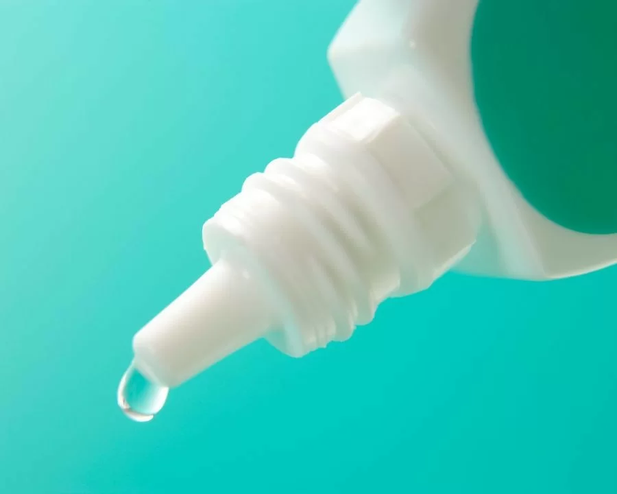 Thuốc nhỏ mắt chống mỏi mắt chỉ nên dùng đúng liều, không dùng chung, bỏ sau 15–30 ngày mở nắp, tránh nhỏ khi đeo lens và ngưng ngay nếu mắt bất thường