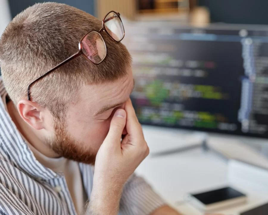 Kính Hải Triều khuyên bạn bảo vệ mắt bằng quy tắc 20-20-20, chớp mắt thường xuyên, đeo kính phù hợp và ra ngoài trời mỗi ngày để giúp mắt khỏe hơn