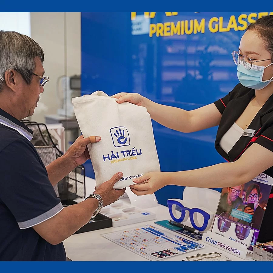 Tròng kính đổi màu giá bao nhiêu, có mấy màu, ưu nhược điểm (26) Tròng kính đổi màu giá bao nhiêu, có mấy màu, ưu nhược điểm - Ảnh 11