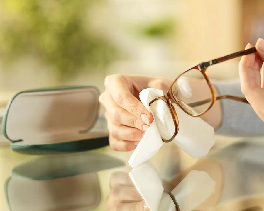 Cách vệ sinh mắt kính sạch, nhanh chóng, không trầy, xước (37) cach ve sinh mat kinh sach nhanh chong khong tray xuoc