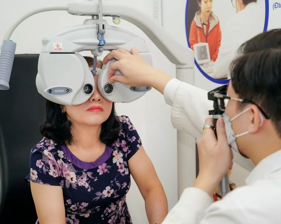 Cận 2 độ nhìn được bao xa, là nặng hay nhẹ, có nên đeo kính? (1) Khách hàng đang được soi đồng tử bằng thiết bị tự động