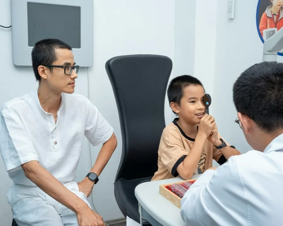 Cận thị có di truyền không? Những điều cần biết về cận thị (3) Bị cận thị có di truyền không?