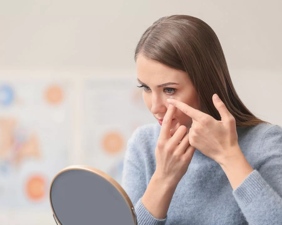 Hình ảnh người cận thị nhìn thấy thế nào? Giải pháp nhìn rõ (8) Kính áp tròng là lựa chọn hoàn hảo dành cho những ai ưu tiên yếu tố thẩm mỹ và sự tiện lợi, thay thế kính gọng