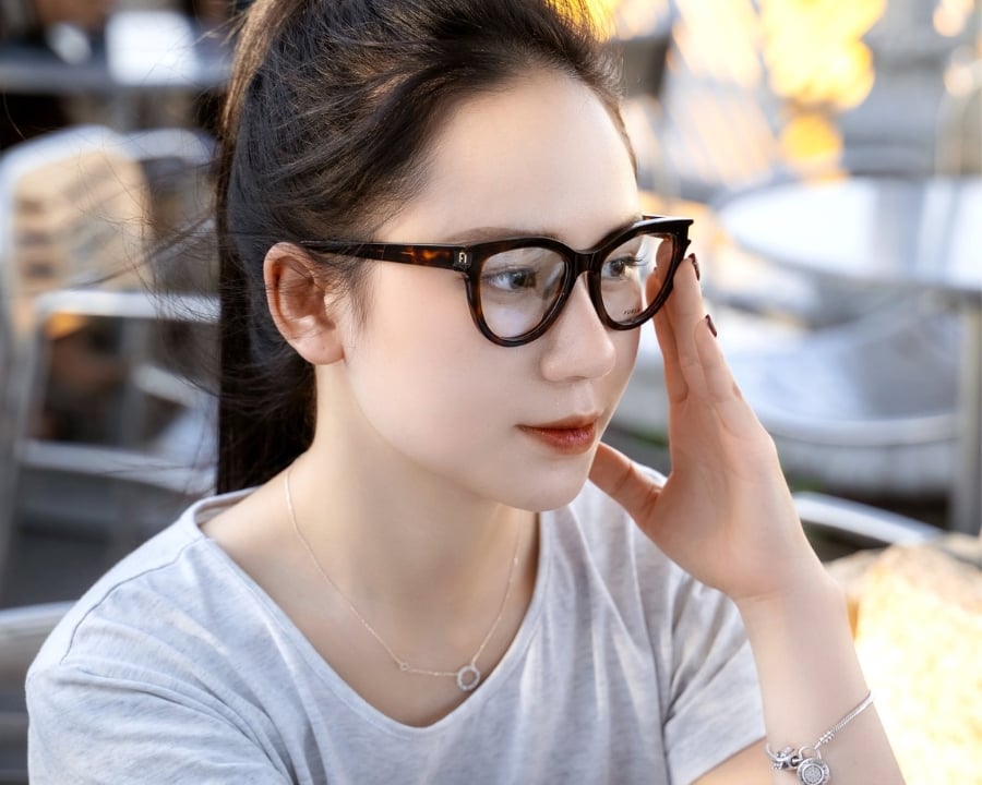 Kính không tròng là gì, giá bao nhiêu? 200+ mẫu gọng thời trang (14) Furla hợp với phong cách thanh lịch, nữ tính và những outfit nhẹ nhàng trong môi trường học tập hoặc công sở