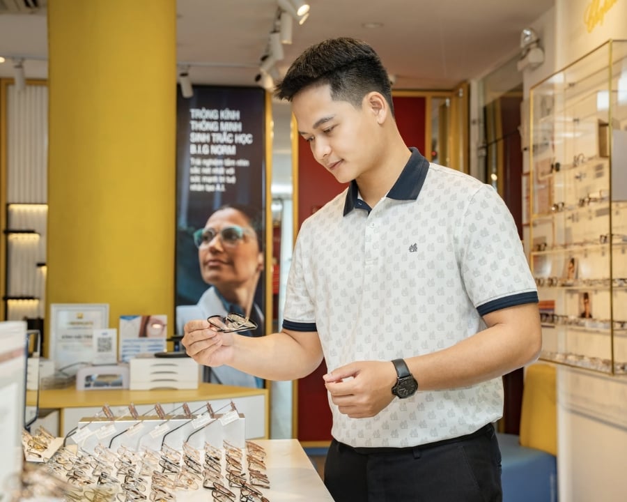 Kính không tròng là gì, giá bao nhiêu? 200+ mẫu gọng thời trang (22) Người không cận vẫn có thể đeo kính không tròng như phụ kiện thời trang nếu chọn đúng form gọng