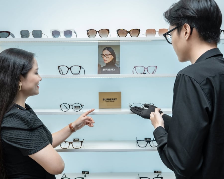 Kính không tròng là gì, giá bao nhiêu? 200+ mẫu gọng thời trang (10) Gọng nhựa, acetate, kim loại and titanium mang đến cảm giác đeo và phong cách khác nhau