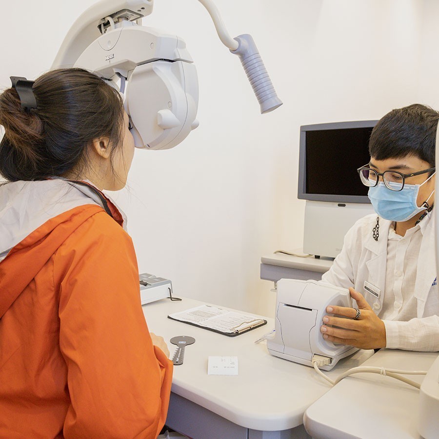 Cắt kính cận cho trẻ em đúng độ, lưu ý khi đo kính (4) Cắt gọng kính cận cho trẻ em đúng độ, lưu ý khi đo kính - Ảnh 2
