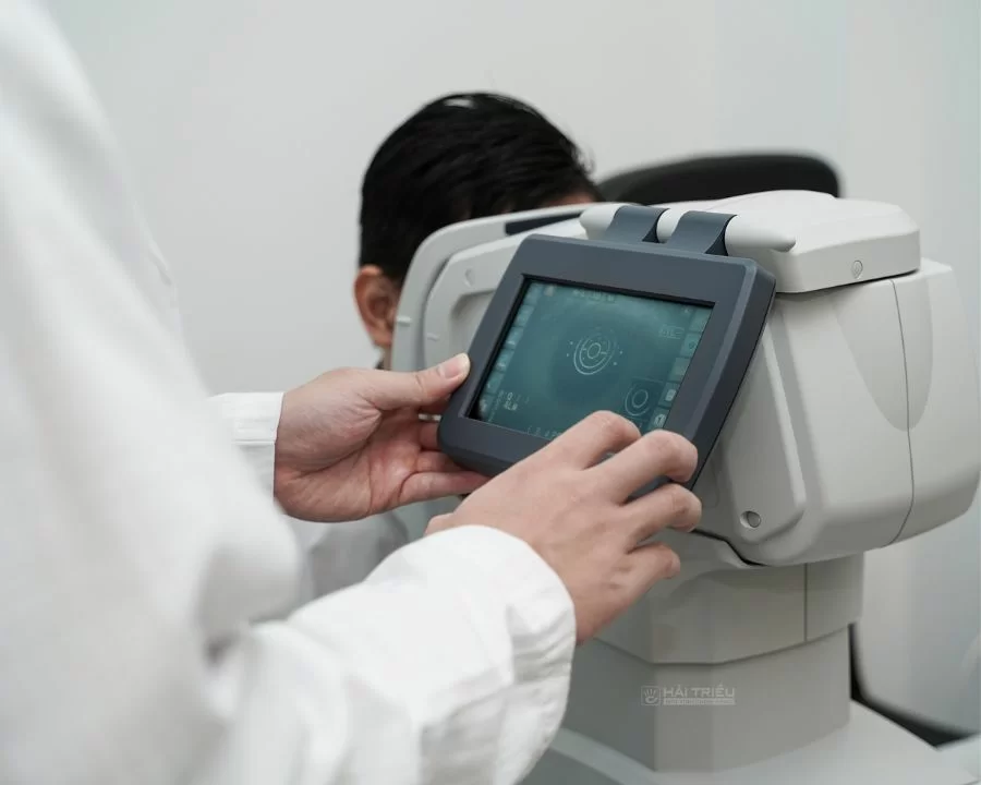 Đo khúc xạ mắt là gì? Mục đích, tầm quan trọng và đối tượng (16) do khuc xa mat la gi dung khong do de lam gi noi do chuan