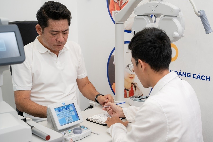 Diễn viên Huỳnh Anh Tuấn trải nghiệm Đo mắt tại Kính Hải Triều (3) dien vien huynh anh tuan do mat tai kinh hai trieu