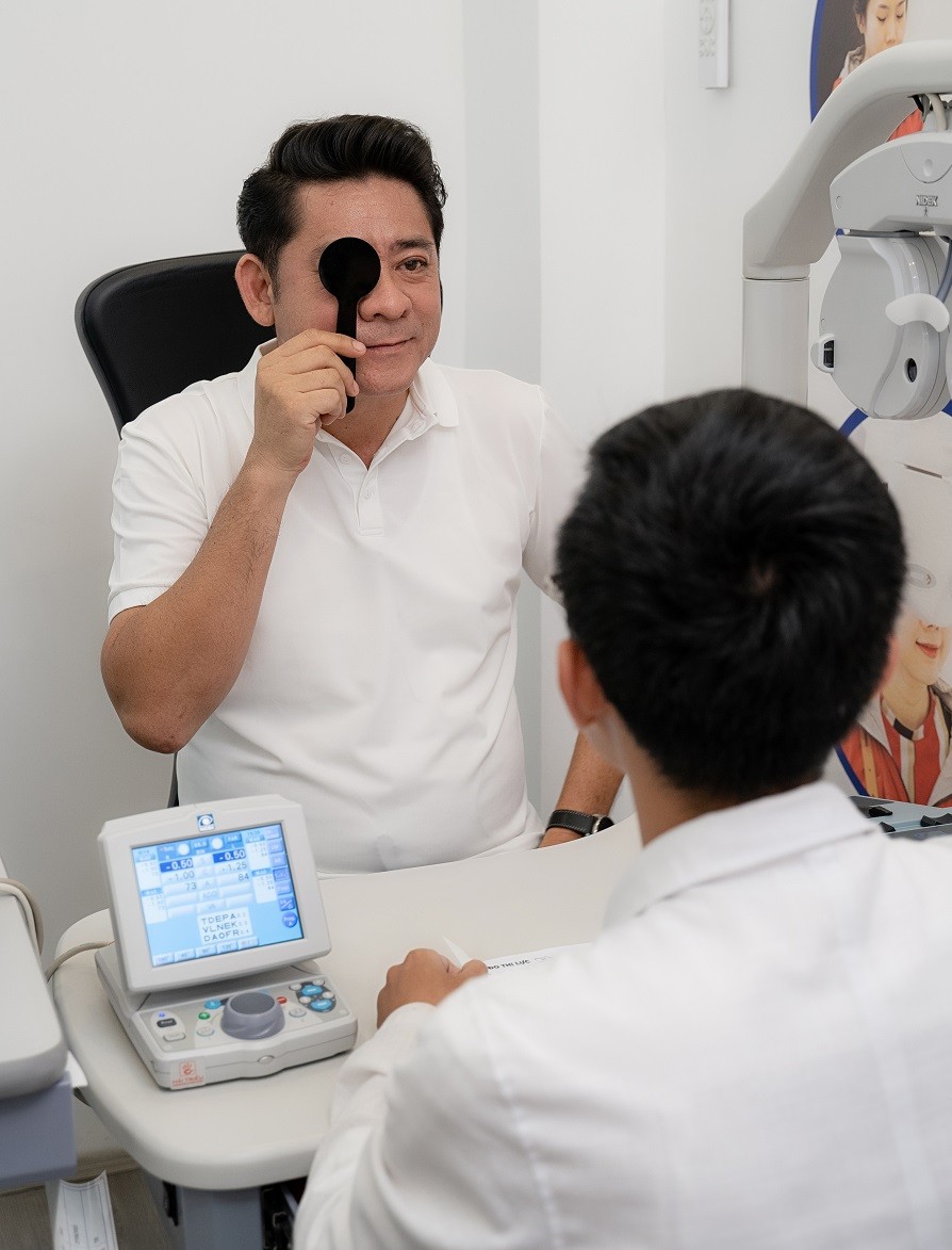 Quy trình đo mắt & cắt kính cận 12 bước tiêu chuẩn Quốc Tế (6) dien vien huynh anh tuan trai nghiem do mat kinh tai kinh hai trieu a