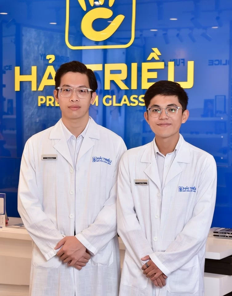 Quy trình đo mắt & cắt kính cận 12 bước tiêu chuẩn Quốc Tế (20) hinh anh ky thuat vien kinh hai trieu 1