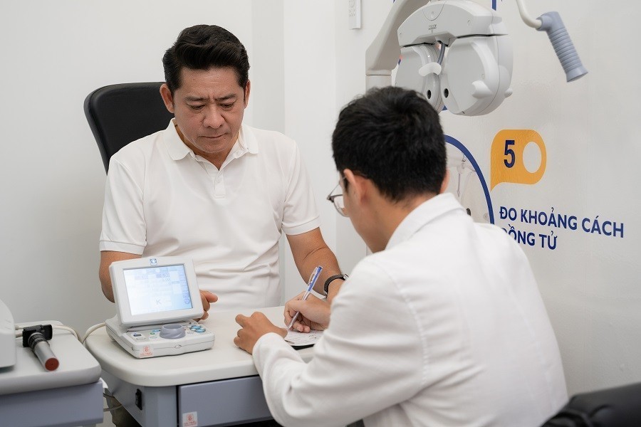 Quy trình đo mắt & cắt kính cận 12 bước tiêu chuẩn Quốc Tế (5) nhan vien kinh hai trieu phuc vu dien vien huynh anh tuan