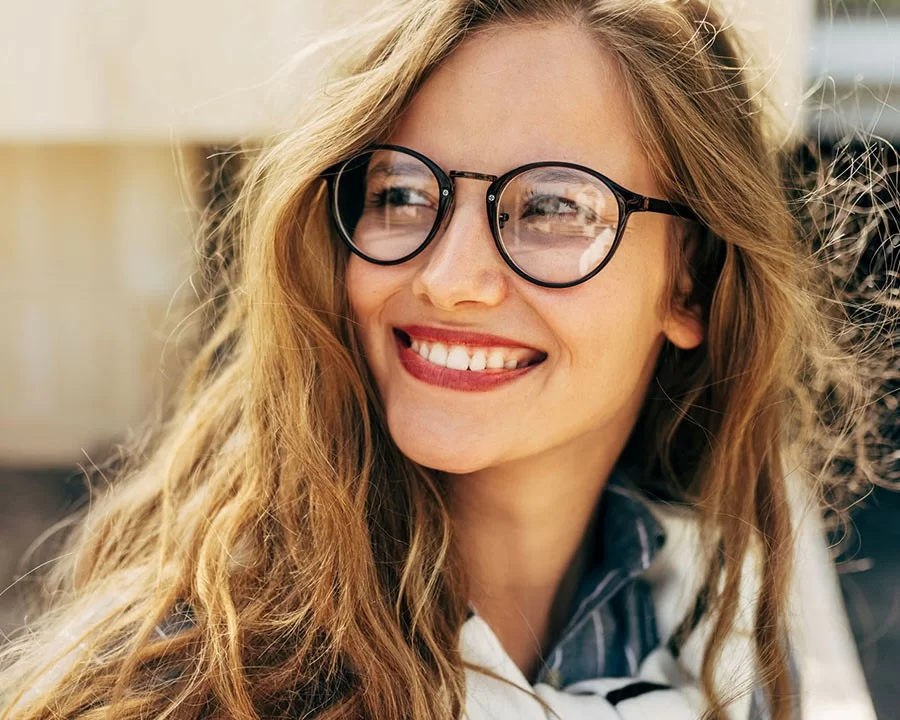 Cách chọn gọng kính phù hợp với khuôn mặt với 2 bước siêu dễ (16) chon kinh phu hop voi khuon mat theo goc mat mau da tuoi